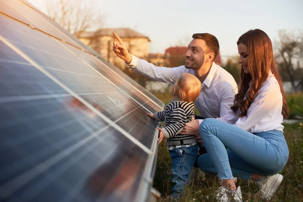 Familie betrachtet ein Photovoltaikmodul in der Region Baden-Baden