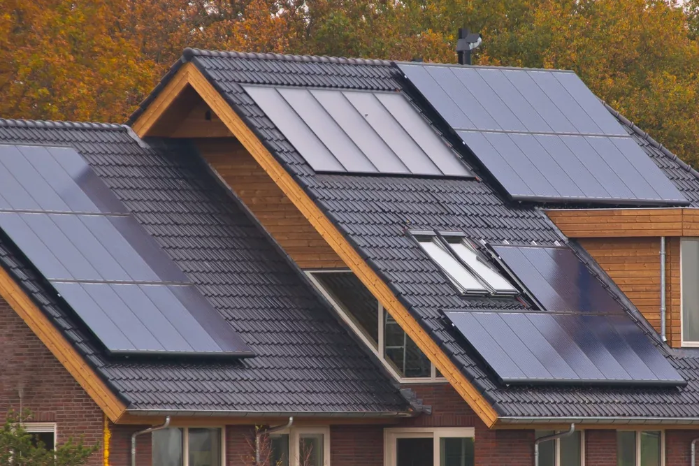 Wohnhaus mit Satteldach und flächiger Photovoltaikanlage