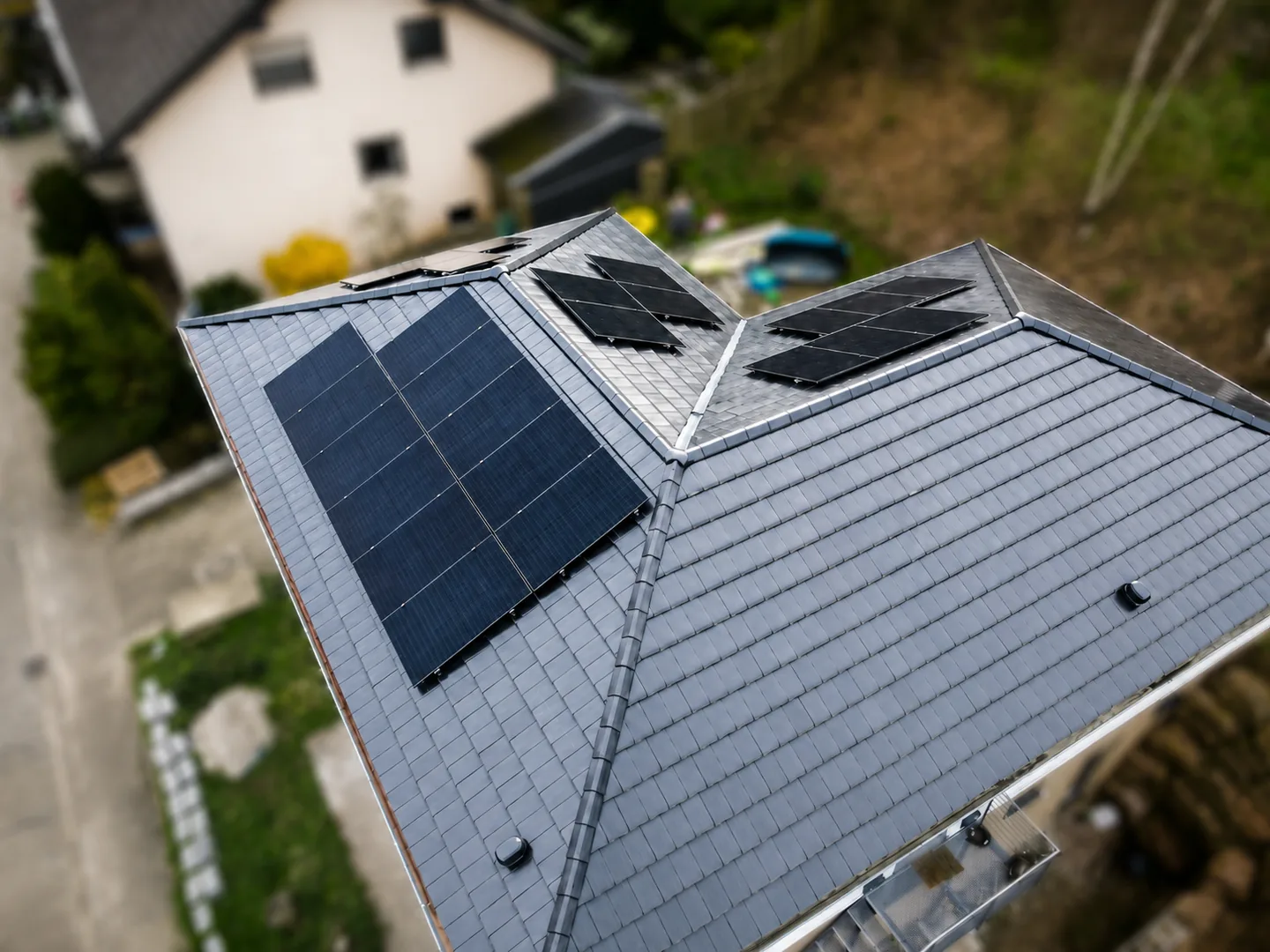 Luftaufnahme eines Walmdachs mit fertig montierten Photovoltaikmodulen, ausgeführt von einem eigenständigen Meisterbetrieb